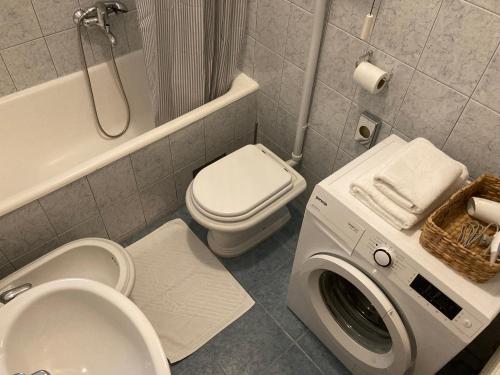 y baño con lavamanos y lavadora. en Apartments Deranja, en Dubrovnik
