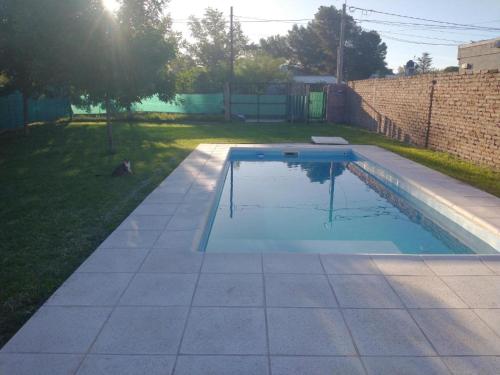 una pequeña piscina en un patio con un patio en La quinta de Lucas en Santa Rosa
