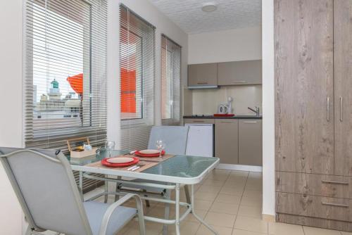 cocina con mesa y sillas en una habitación en Sergios Apartments 4, en Alexandroupoli
