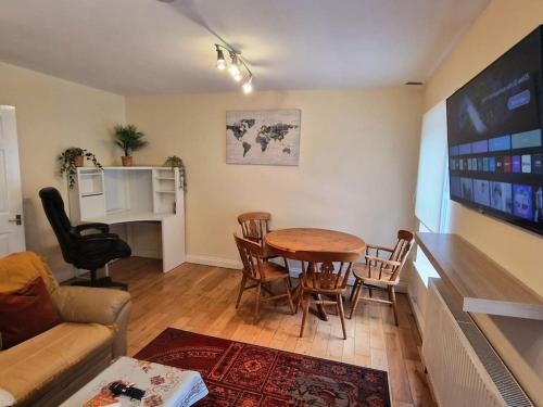 a living room with a table and chairs at 2 Bedroom Flat close to centre in Bristol