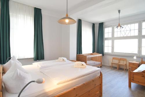 アールベックにあるHamburg-App-03のベッドルーム1室(緑のカーテン付きの大型ベッド1台付)