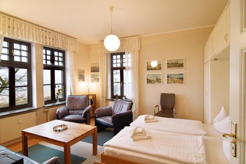 a room with a bed and a table and chairs at Strandklause-App-04 in Seebad Bansin in Heringsdorf