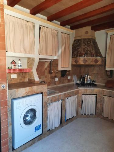 uma cozinha com uma máquina de lavar roupa em Andrea's House em Marsala