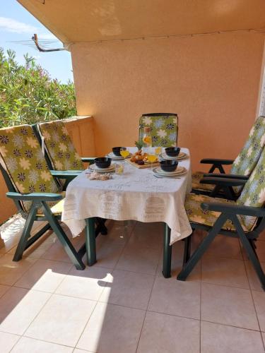 uma mesa e duas cadeiras com uma refeição em Apartman Mia Vir em Vir