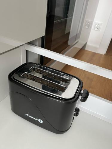 a black toaster sitting on top of a kitchen counter at ANETT Apartament nr 4 in Sulęcin