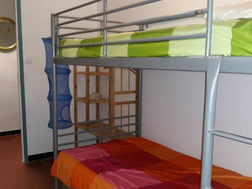 - un lit superposé avec une échelle à côté d'un lit superposé gmaxwell gmaxwell dans l'établissement Appartement avec Piscine et Tennis, 2 Ch, Terrasse, Parking, WiFi - Proche Plage, Le Lavandou - FR-1-251-794, au Lavandou