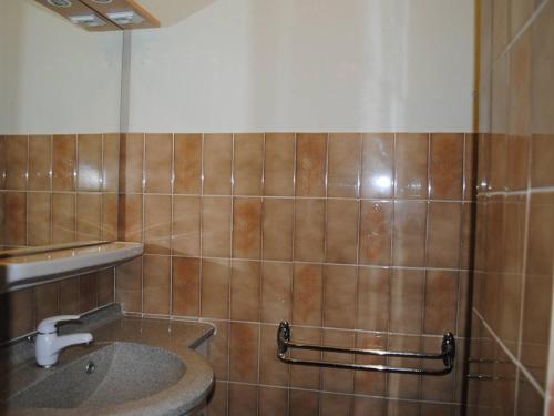 une salle de bain avec un lavabo et une douche dans l'établissement Appartement avec Piscine et Tennis, 2 Ch, Terrasse, Parking, WiFi - Proche Plage, Le Lavandou - FR-1-251-794, au Lavandou