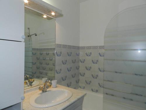 une salle de bain avec un lavabo, une douche et un miroir dans l'établissement Appartement 2 pièces avec piscine, proche plage et commerces - Bormes-les-Mimosas - FR-1-251-796, à Bormes-les-Mimosas