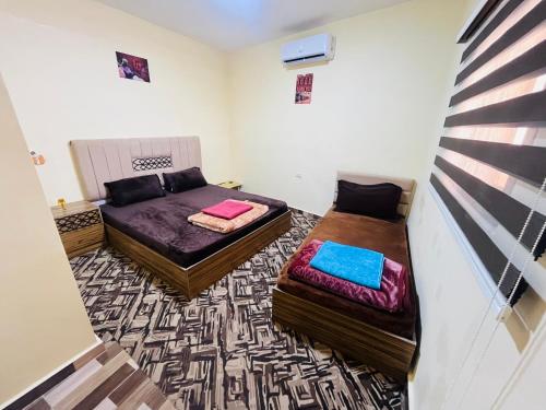 Habitación pequeña con 2 camas en una habitación en Petra Royal Ranch en Wadi Musa