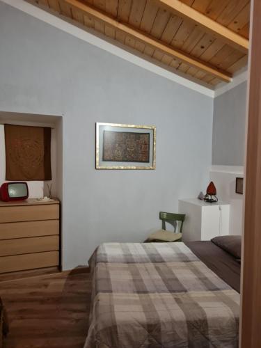 Dormitorio blanco con cama, cómoda y cajón en Casetta Verde, en Tricarico