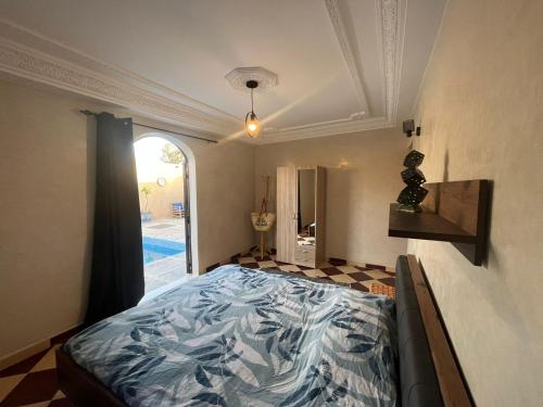 um quarto com uma cama num quarto em Villa C à 5km du centre em Marrakech