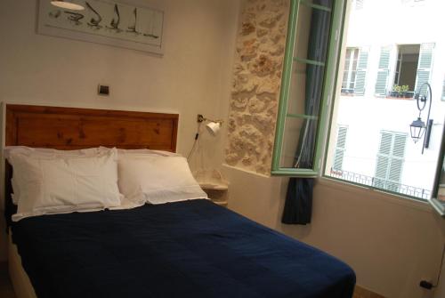Un pat sau paturi într-o cameră la SORTIE 44 - NEWLY renovated 1 bedroom, center of old Antibes