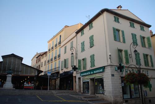SORTIE 44 - NEWLY renovated 1 bedroom, center of old Antibes