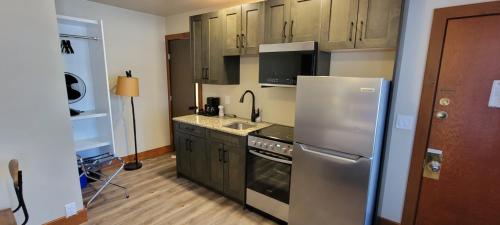 Η κουζίνα ή μικρή κουζίνα στο Crandell Mountain Lodge