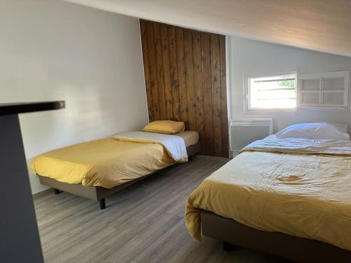 um quarto com 2 camas e uma janela em Villa avec piscine em Montpellier