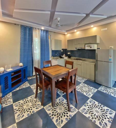 Kuchyň nebo kuchyňský kout v ubytování Bluebell Meadows 2BHK