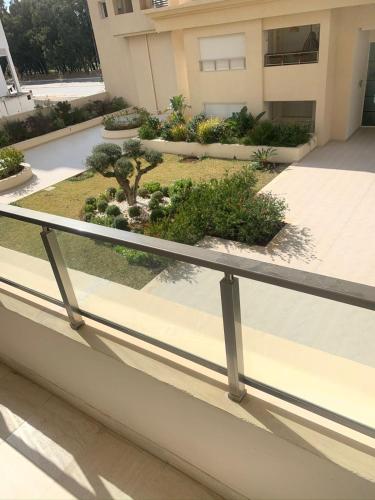 Un balcon sau o terasă la Appartement en résidence tunis