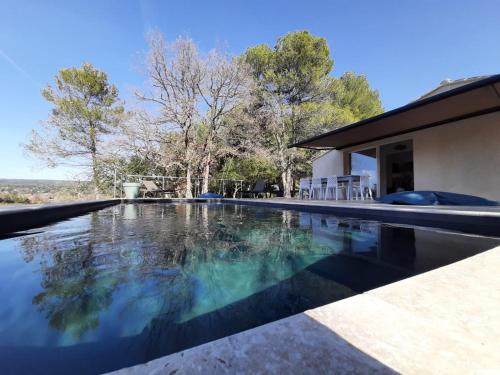 une piscine devant une maison dans l'établissement Maison au pied de la st victoire avec piscine, à Pourrières