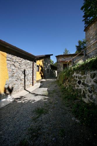 an alley in an old stone building at B&B Podere Bramapane in Montelungo Superiore