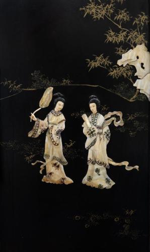 two chinese porcelain figurines of two women at Art Hotel Orologio in Bologna