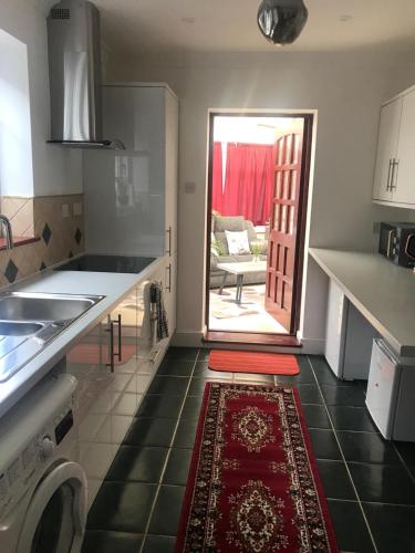 Dapur atau dapur kecil di Sanderson Studio Apartments in Bromley, Greater London