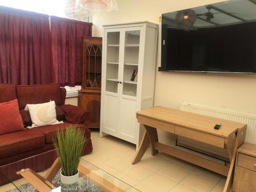 Televisyen dan/atau pusat hiburan di Sanderson Studio Apartments in Bromley, Greater London