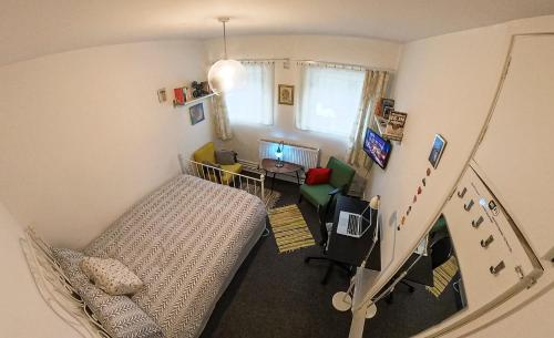 Кът за сядане в Centrally Located Comfortable Room in London