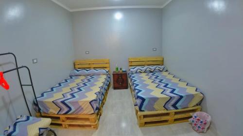 Ein Bett oder Betten in einem Zimmer der Unterkunft غرفة بمنزل هادئ مناسب للعائلة