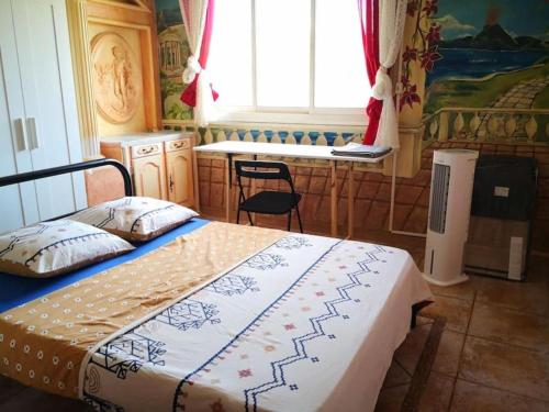 - une chambre avec un lit, une table et une fenêtre dans l'établissement Air-conditioning room in an apartment of 4 rooms, à Toulon