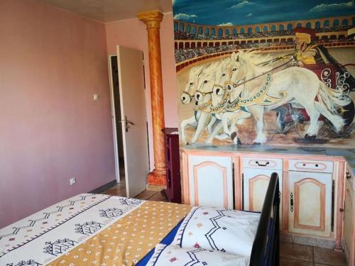 een slaapkamer met een schilderij van een paard aan de muur bij Air-conditioning room in an apartment of 4 rooms in Toulon
