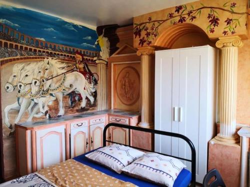 een slaapkamer met een schilderij van een paard aan de muur bij Air-conditioning room in an apartment of 4 rooms in Toulon
