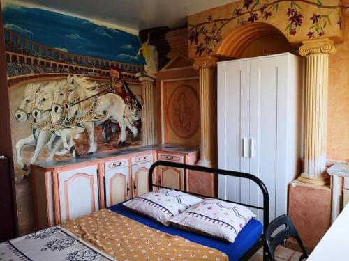 - une chambre avec un lit avec un cheval sur le mur dans l'établissement Air-conditioning room in an apartment of 4 rooms, à Toulon