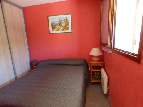 Postel nebo postele na pokoji v ubytování Petite maison climatisée avec terrasse, piscine, tennis à Bormes-les-Mimosas, à 5 min de la plage - FR-1-251-815