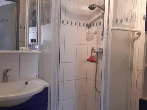 Koupelna v ubytování Petite maison climatisée avec terrasse, piscine, tennis à Bormes-les-Mimosas, à 5 min de la plage - FR-1-251-815