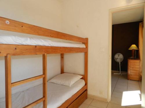 - une chambre avec 2 lits superposés et un couloir dans l'établissement Appartement 2P avec Terrasse, Piscine et Tennis - Accès Direct Plage, Idéal Familles - FR-1-251-812, à Bormes-les-Mimosas