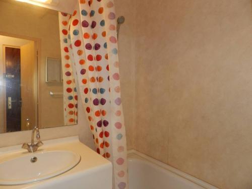 uma casa de banho com um lavatório e uma cortina de chuveiro em Appartement Bormes-les-Mimosas, 2 pièces, 4 personnes - FR-1-251-812 em Bormes-les-Mimosas
