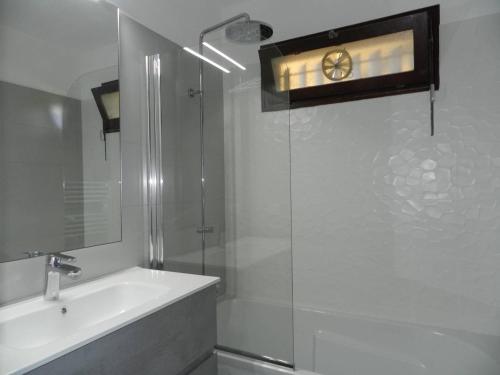 une salle de bain avec une douche, un lavabo et une baignoire dans l'établissement Appartement familial avec piscine et tennis, proche plage - 6 couchages, Bormes-les-Mimosas - FR-1-251-817, à Bormes-les-Mimosas