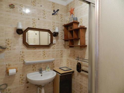 y baño con lavabo y espejo. en Appartement Le Lavandou, 3 pièces, 6 personnes - FR-1-251-802, en Le Lavandou