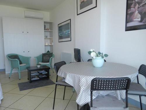 une salle à manger avec une table et des chaises dans l'établissement Studio avec terrasse et parking au Lavandou, accès direct plage - FR-1-251-804, au Lavandou