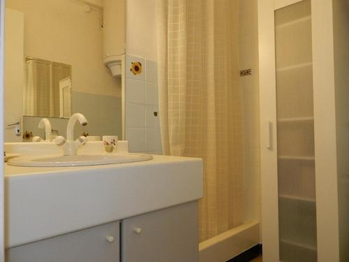 une salle de bain avec un lavabo blanc et une douche dans l'établissement Studio avec terrasse et parking au Lavandou, accès direct plage - FR-1-251-804, au Lavandou