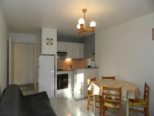 une cuisine et une salle à manger avec une table et des chaises dans l'établissement Appartement 2 Pièces avec Parking à 2 Pas de la Plage - Bormes-les-Mimosas - FR-1-251-810, à Bormes-les-Mimosas