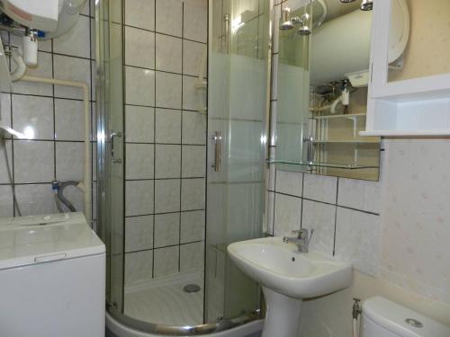 une salle de bain avec une douche en verre et un lavabo dans l'établissement Appartement 2 Pièces avec Parking à 2 Pas de la Plage - Bormes-les-Mimosas - FR-1-251-810, à Bormes-les-Mimosas