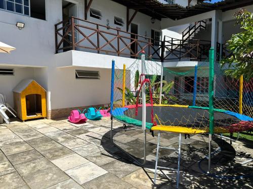 un parque infantil en un edificio con equipo de juegos en Pousada Pérola do Mar en Tamandaré