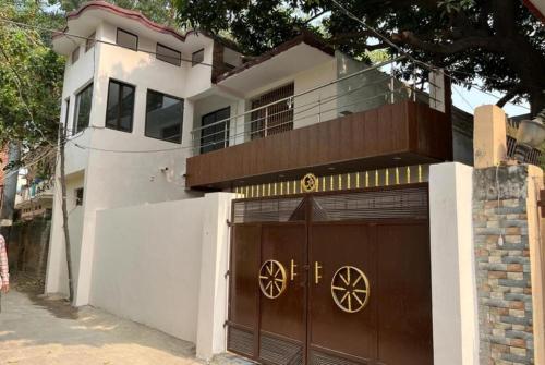 dom z bramą i płotem w obiekcie Hotel Varanasi Paradise - Best Seller - Parking facilities w mieście Waranasi
