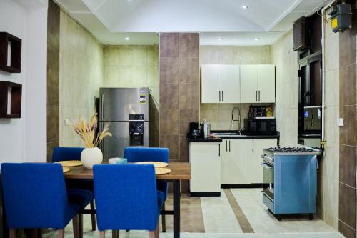Una cocina o cocineta en Stilvolle Altbauwohnung gegenüber vom Marriott mit 2 Balkone, Klimaanlage, Smart-TV