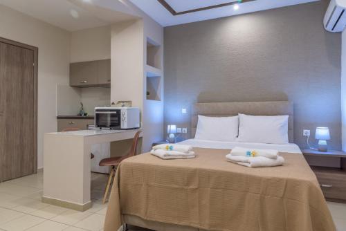 ein Schlafzimmer mit einem Bett mit Handtüchern darauf in der Unterkunft Sergios Apartments 6 in Alexandroupoli
