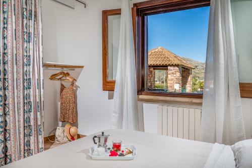 Habitación con mesa y ventana en Villa Miceli, en Scopello