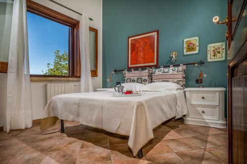 1 dormitorio con 1 cama con lavabo y ventana en Villa Miceli, en Scopello