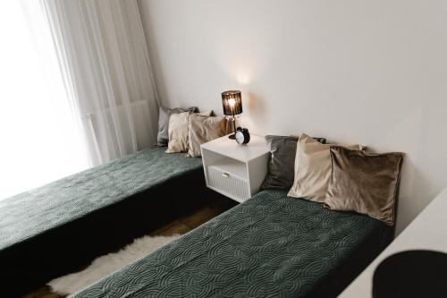 Ένα ή περισσότερα κρεβάτια σε δωμάτιο στο Apartament 1 Rozmarynowa 2 Residence Opole