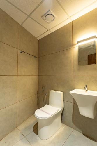 a bathroom with a toilet and a sink at Uphills boutique hotel in Kallar Vattiyar
